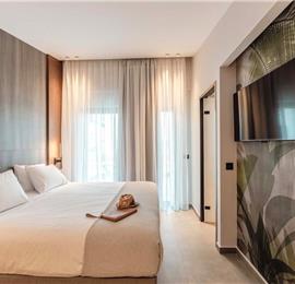 3 bedroom penthouse apartment with pool in Chania town, sleeps 6